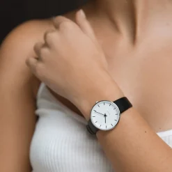 Arne Jacobsen - City Hall Watch - Ø34 - Weißes Zifferblatt, schwarzes Armband