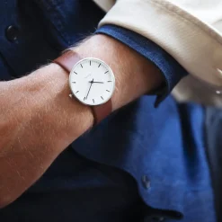 Arne Jacobsen - Rathausuhr - Ø40 - Weißes Zifferblatt, braunes Armband