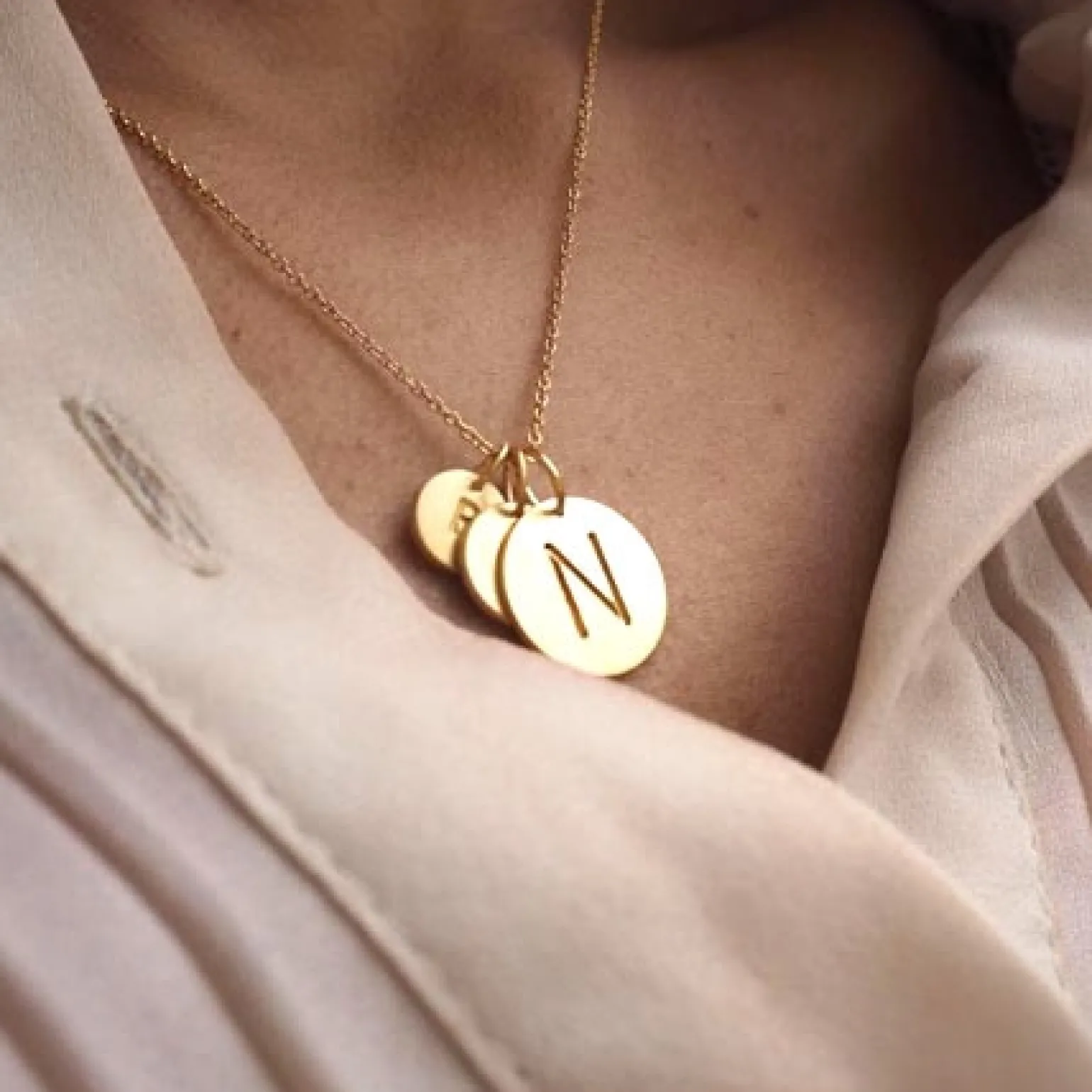 Jane Kønig - Lovetag aus vergoldet Silber - Medium