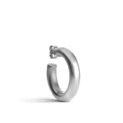 Jane Kønig - Ohrringe aus mattem Silber mit klobigen Ringen