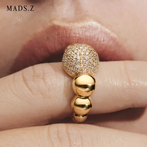 Mads Z - Biggest Diamond Ball ring aus 14 Karat Gold mit insgesamt 1,24 Karat.